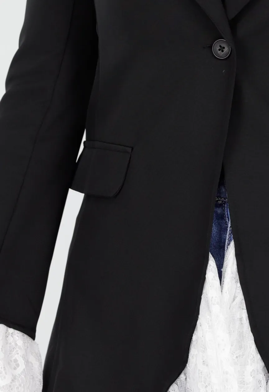 Zwarte Blazer met Witte Kanten Ruches aan Zoom en Mouwen