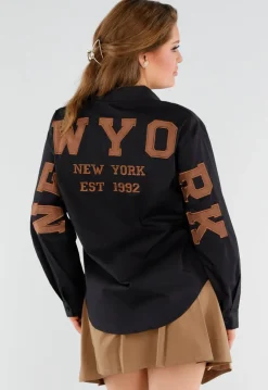 Zwarte Blouse met New York Patchletters op Rug