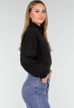 Zwarte Cropped Bomberjas met Zilverkleurige Rits en Utility-Zak op de Mouw