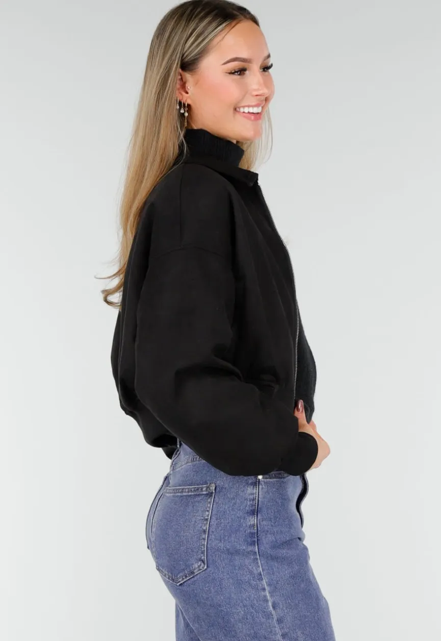 Zwarte Cropped Bomberjas met Zilverkleurige Rits en Utility-Zak op de Mouw