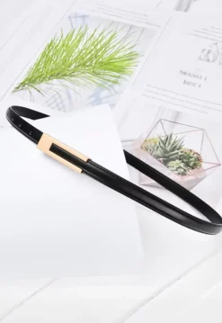 Zwarte Dunne Tailleriem met Gouden Detail