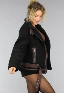 Zwarte Fluffy Jas met Bruine Gesp Details