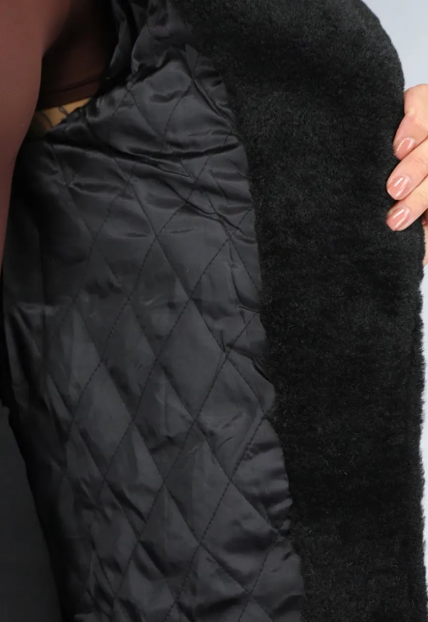 Zwarte Fluffy Jas met Bruine Gesp Details