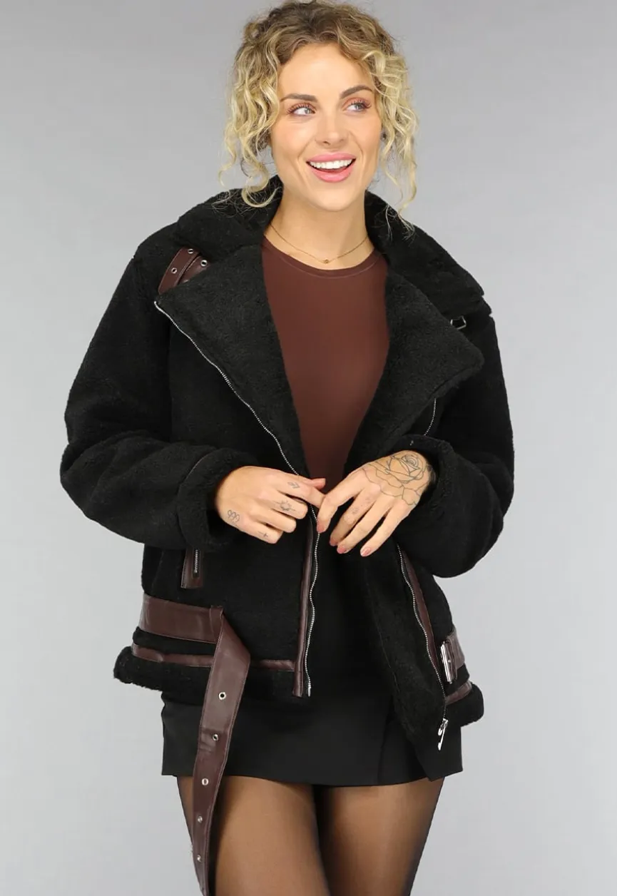 Zwarte Fluffy Jas met Bruine Gesp Details