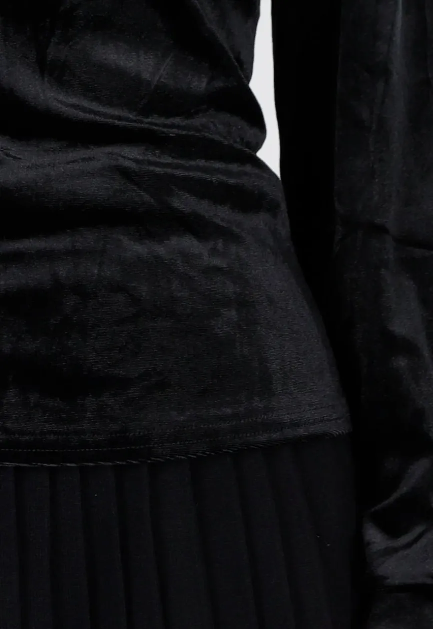 Zwarte Fluwelen Top met V-Hals en Choker Detail