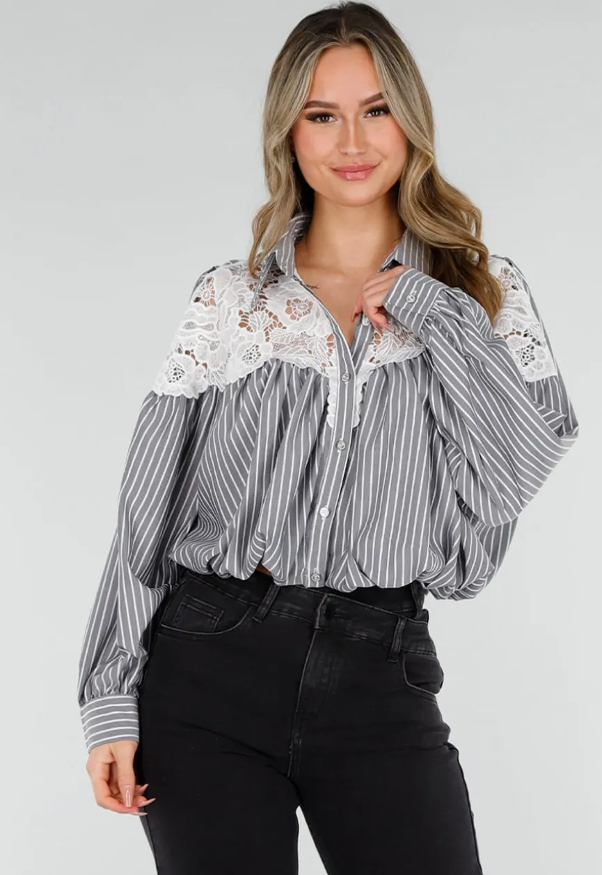 Zwarte Gestreepte Blouse met Kant en Strass Knopen