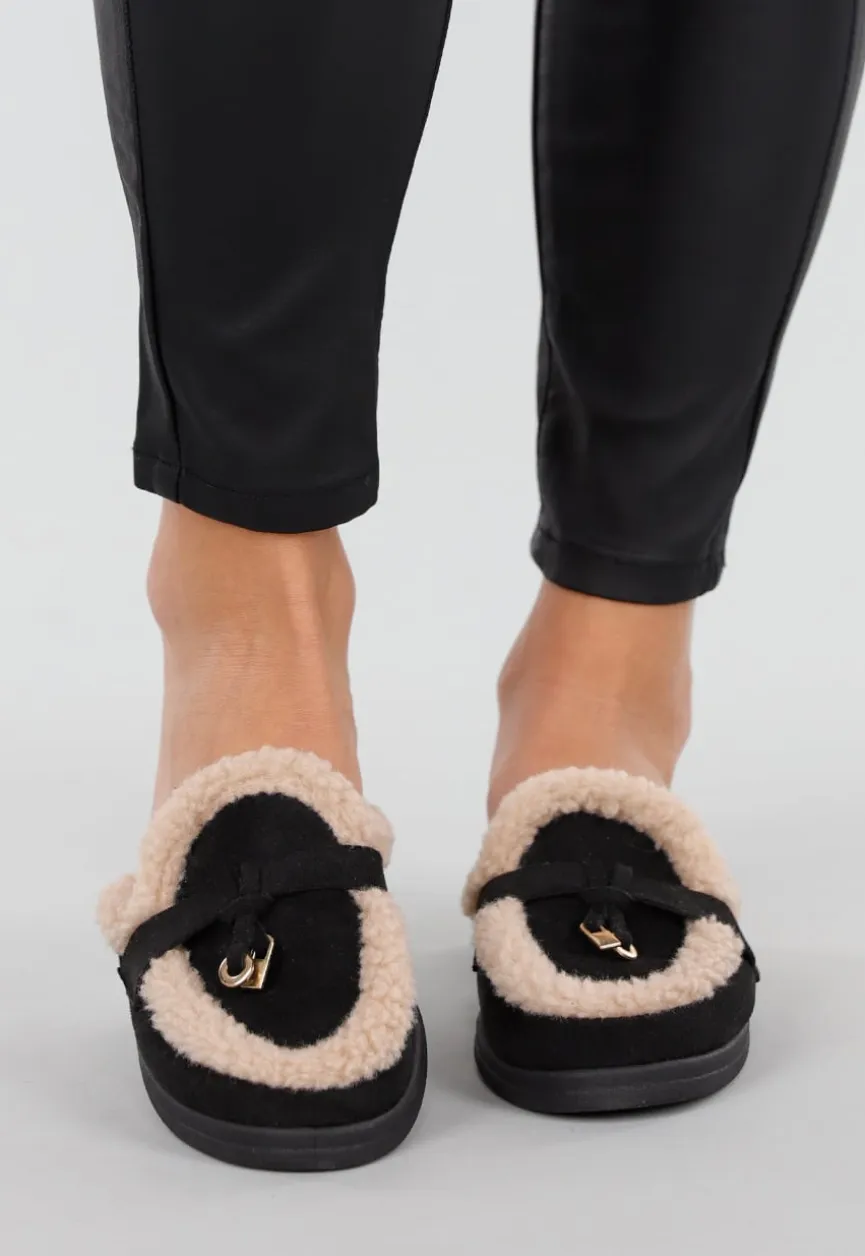 Zwarte Instappers met Teddyvoering en Goudkleurig Detail