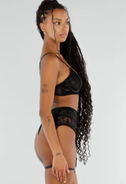 Zwarte Kanten Lingerie Set met Jarretelgordel Strikdetails en Mesh