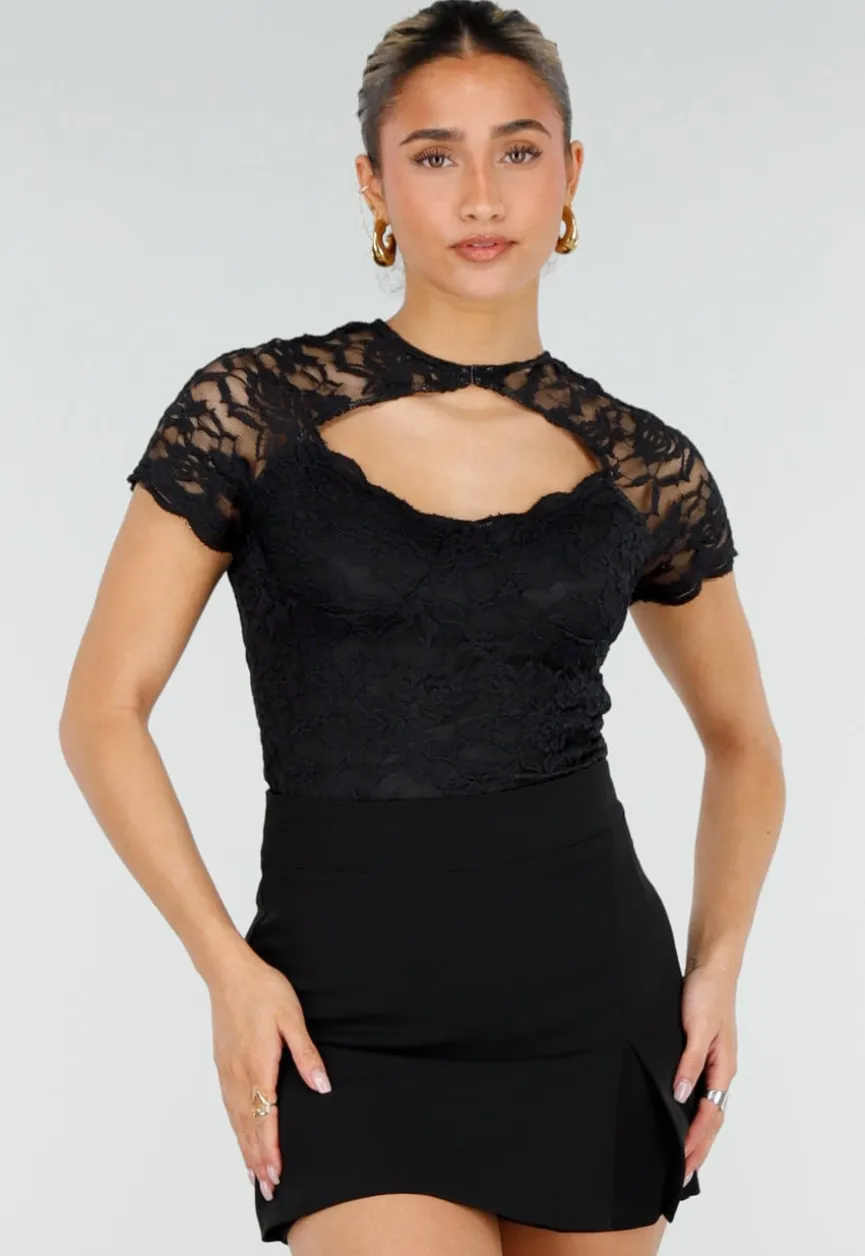Zwarte Kant Top met Korte Mouwen en Cut Out