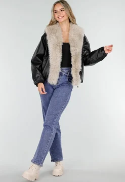 Zwarte Lederlook Jas met Beige Faux Fur Kraag