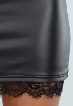 Zwarte Lederlook Mini Rok met Kanten Zoom
