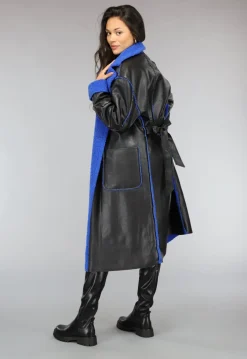 Zwarte Leren Trenchcoat met Blauwe Teddy Voering