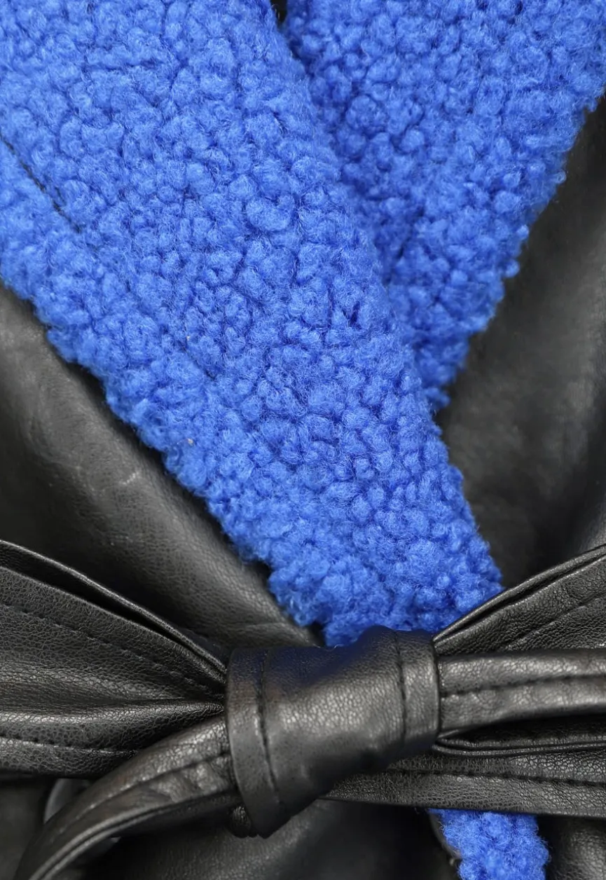 Zwarte Leren Trenchcoat met Blauwe Teddy Voering