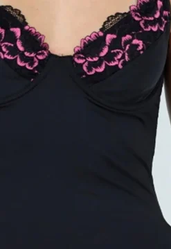 Zwarte Lingerie Onderjurk met Roze Kant en Cups