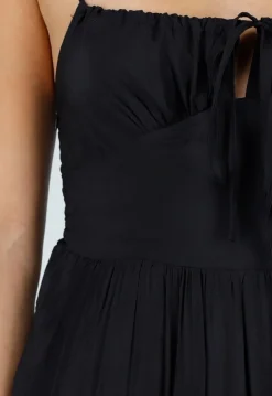 Zwarte Maxi Jurk met Spaghettibandjes en Gelaagde Rok