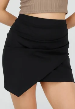 Zwarte Mini Rok met Overslag en Aansluitende Stretch Pasvorm