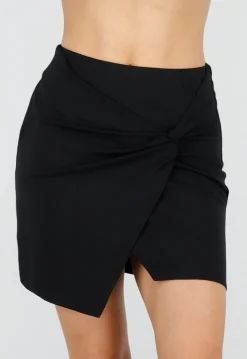 Zwarte Mini Rok met Overslag en Aansluitende Stretch Pasvorm