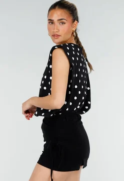 Zwarte Mouwloze Top met Witte Stippen en Schoudervulling