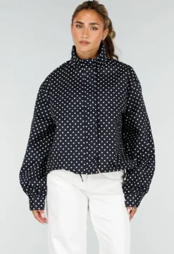 Zwarte Polkadot Jas met Hoge Kraag, Ritssluiting en Trekkoord