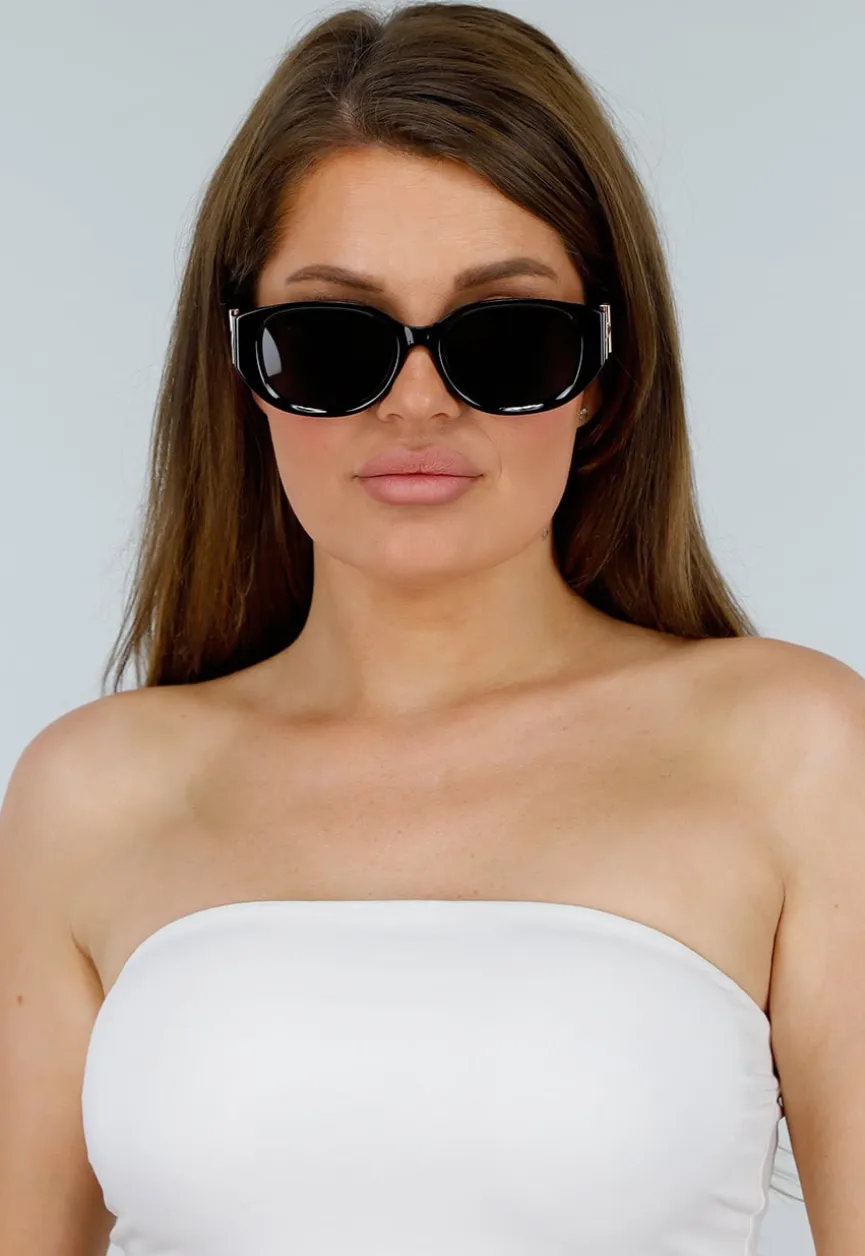 Zwarte Retro Zonnebril met Getinte Glazen en Gouden Details