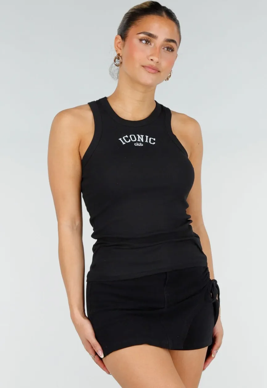 Zwarte Rib High Neck Top met Blauwe Tekst en Aansluitende Pasvorm