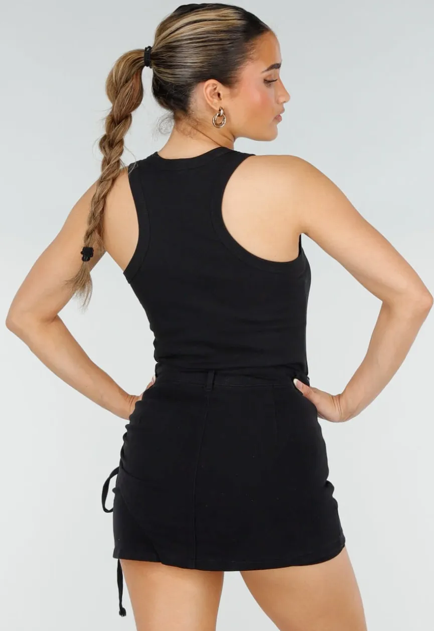 Zwarte Rib High Neck Top met Blauwe Tekst en Aansluitende Pasvorm