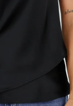 Zwarte Satijnen Halter Top met Overslag en Asymmetrische Zoom