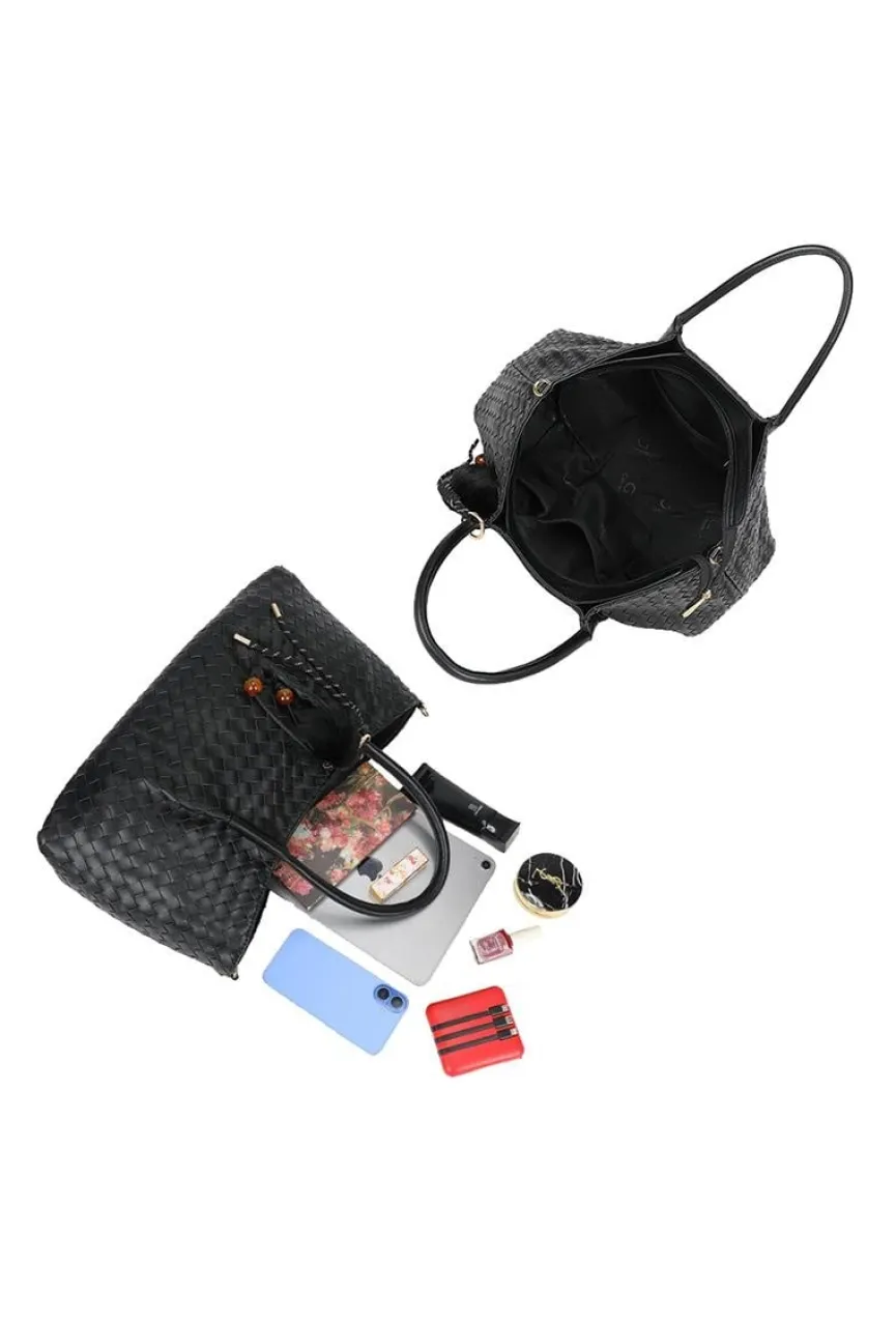 Zwarte Shopper met Gevlochten Leerlook en Decoratieve Hanger