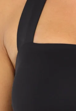 Zwarte Sporttop met Vierkante Hals en Strikdetail