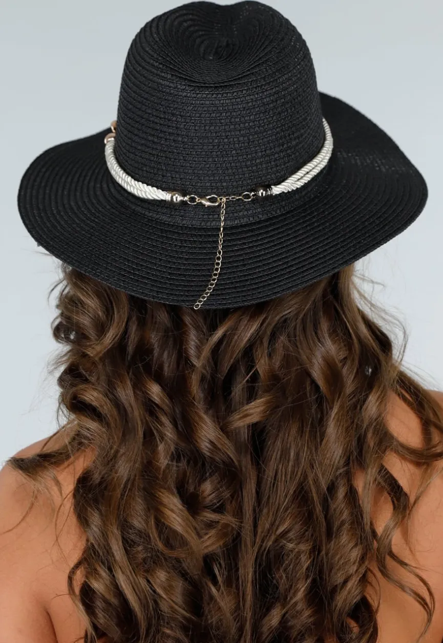 Zwarte Strandhoed met Parelmoer Twist Band en Gouden Chain Detail