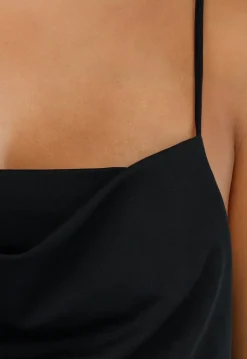 Zwarte Stretch Jurk Met Spaghettibandjes en Watervalhals