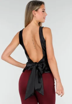 Zwarte Stretch Satijnen Top met Pads en Open Rug met Strik