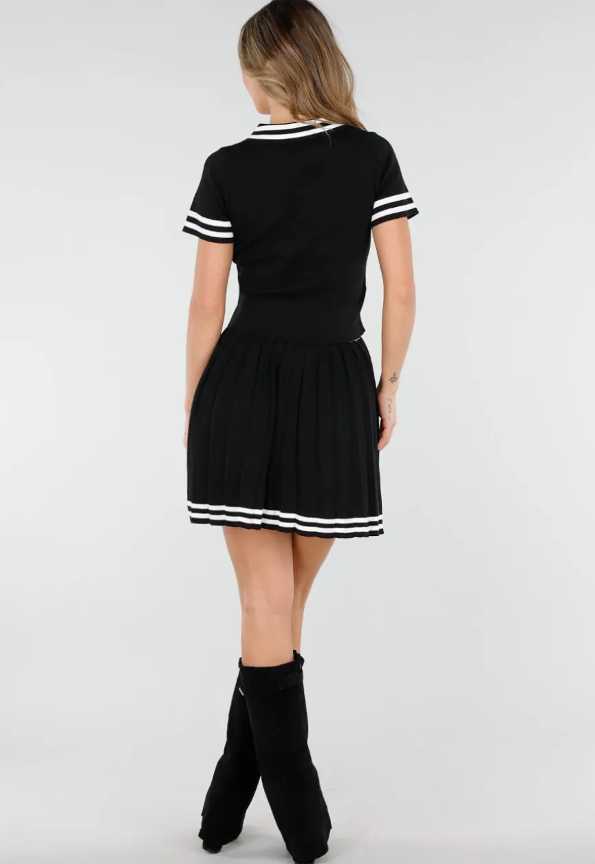 Zwarte Stretch Set met Polo Top en Plissé Rok