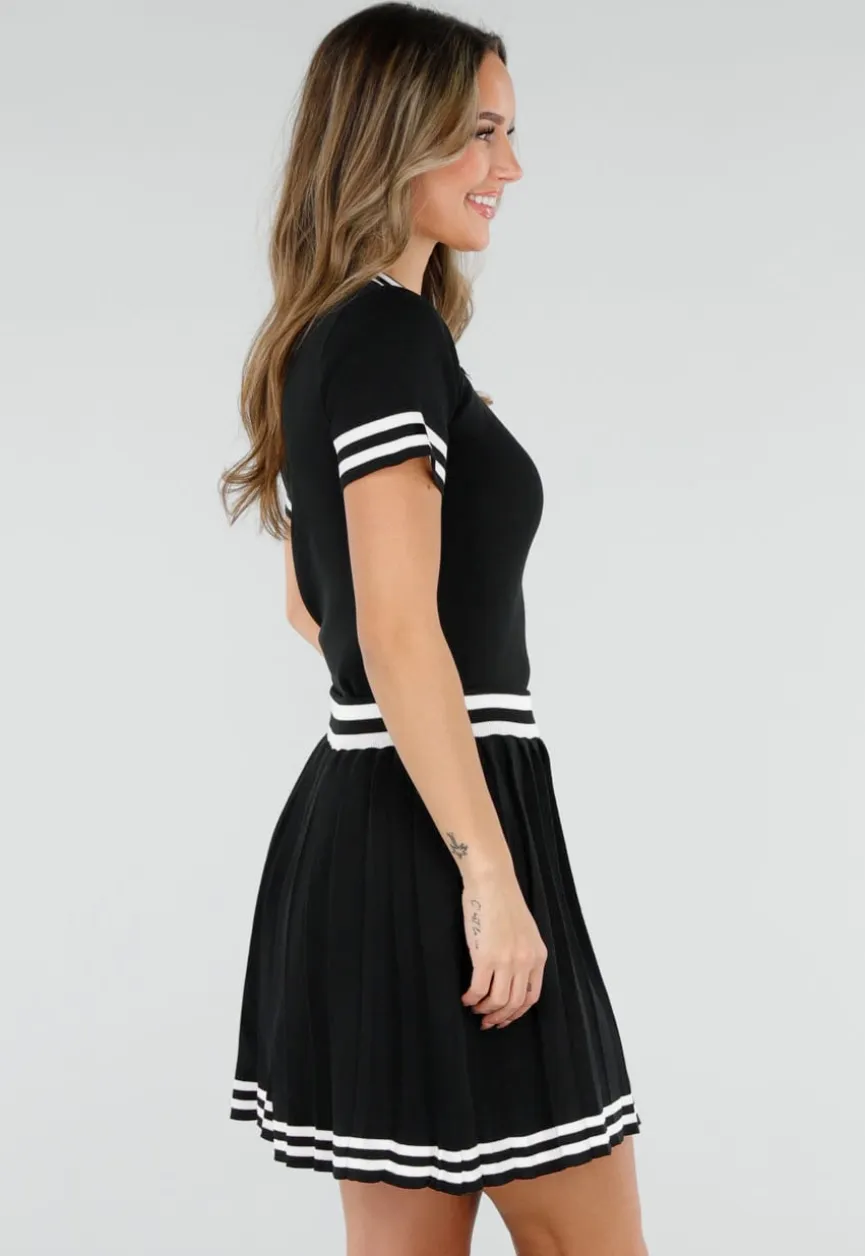 Zwarte Stretch Set met Polo Top en Plissé Rok