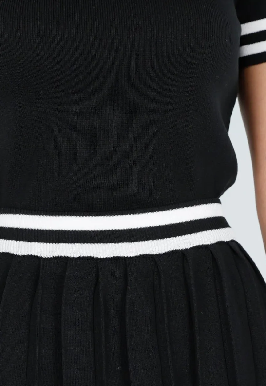 Zwarte Stretch Set met Polo Top en Plissé Rok