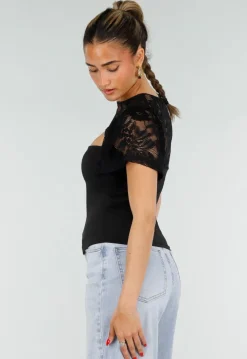 Zwarte Top met Kant Details en Korte Mouwen