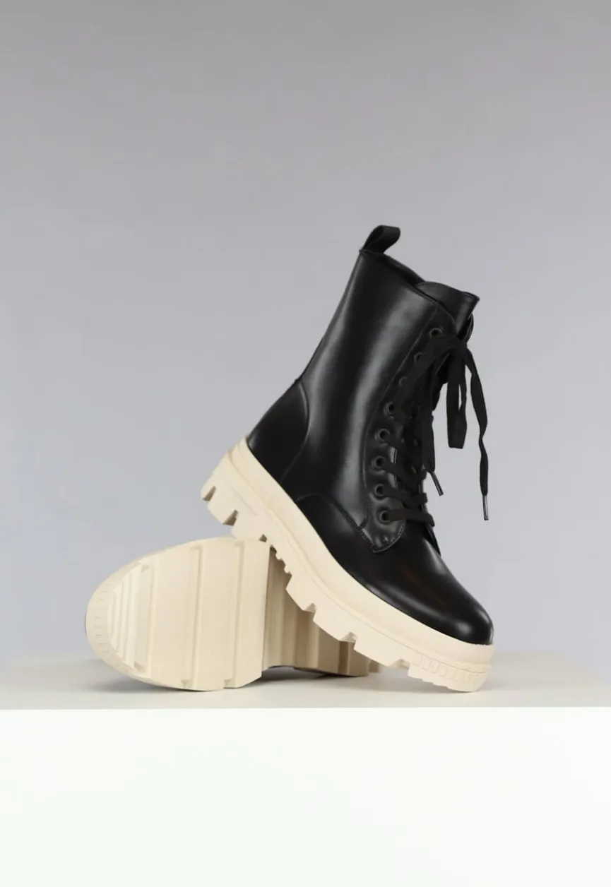 Zwarte Veterlaarsjes met Beige Zool
