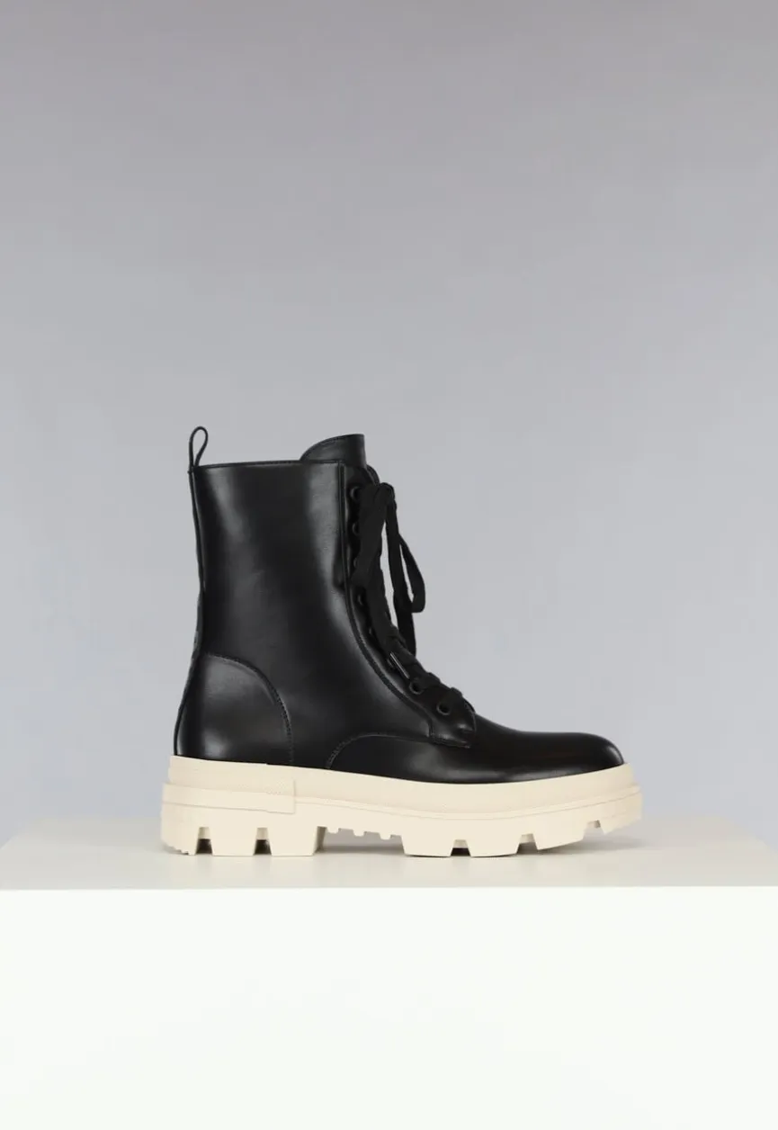 Zwarte Veterlaarsjes met Beige Zool