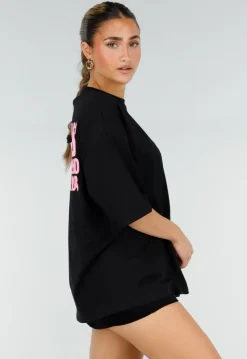 Zwart Oversized T-shirt met Roze Tekst en Korte Mouwen
