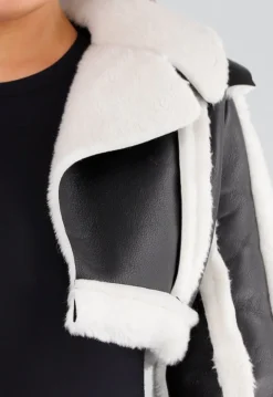 Zwart Wit Cropped Bontjack met Imitatieleer en Sherpa Afwerking